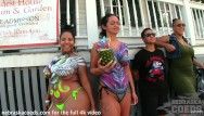 Nackte Mädchen mit idealer Körperbemalung in der Öffentlichkeit auf der Straße